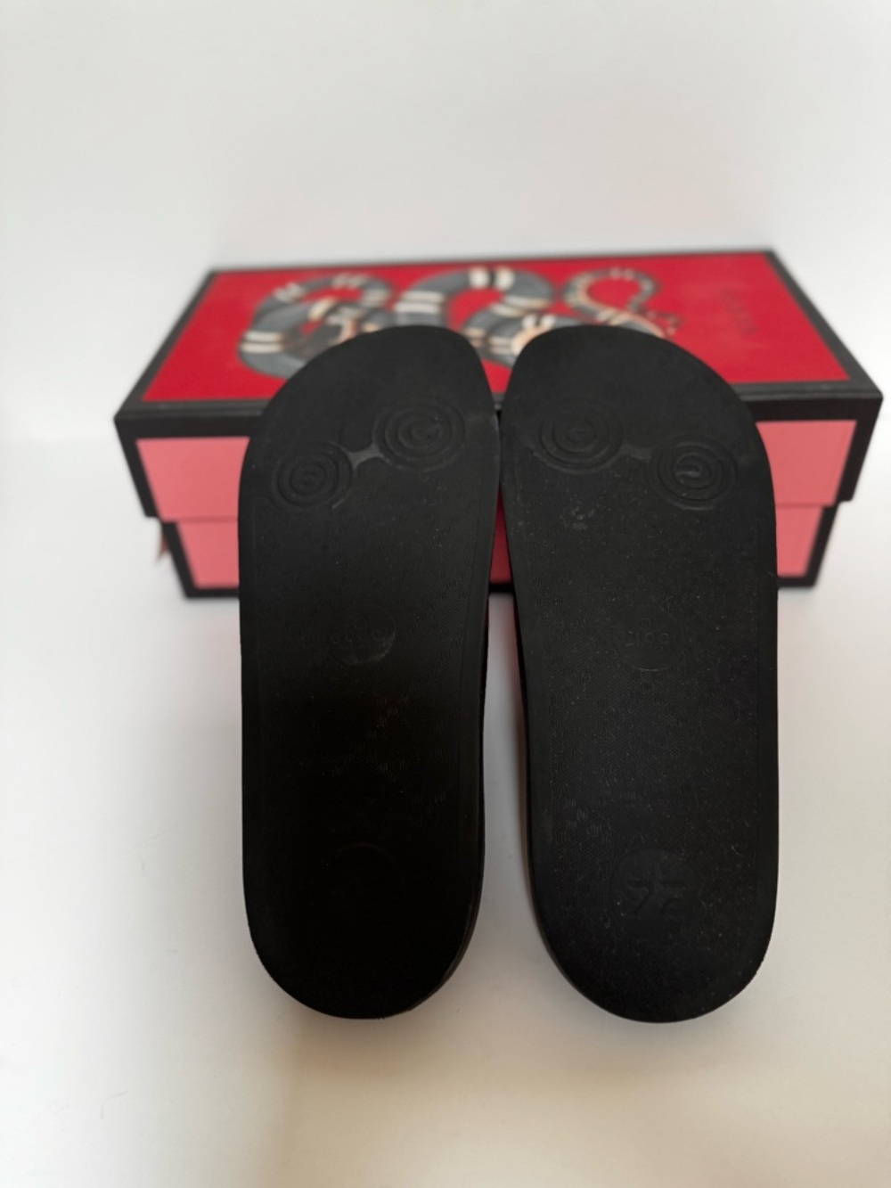 Gucci Women’s Signature Hibiscus Red Embossed Leather Slide Sandals Size 39 - Picture 10 of 11